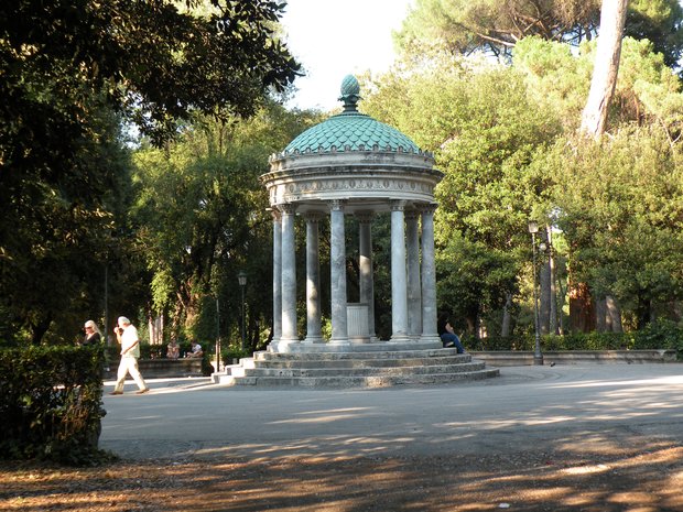  Petit édifice circulaire soutenu par huit colonnes, parc de la Villa Borghèse